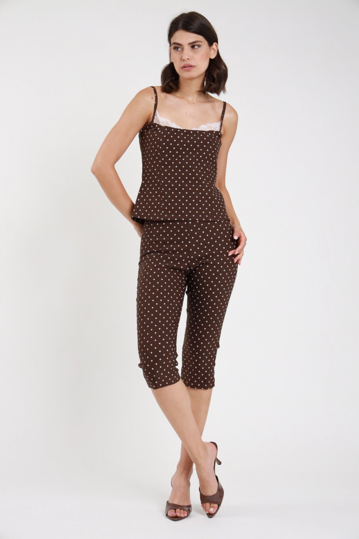 Pantaloni capri pois marrone beige donna Susy Mix – vita alta vista frontale con top pois coordinato e sandali tacco