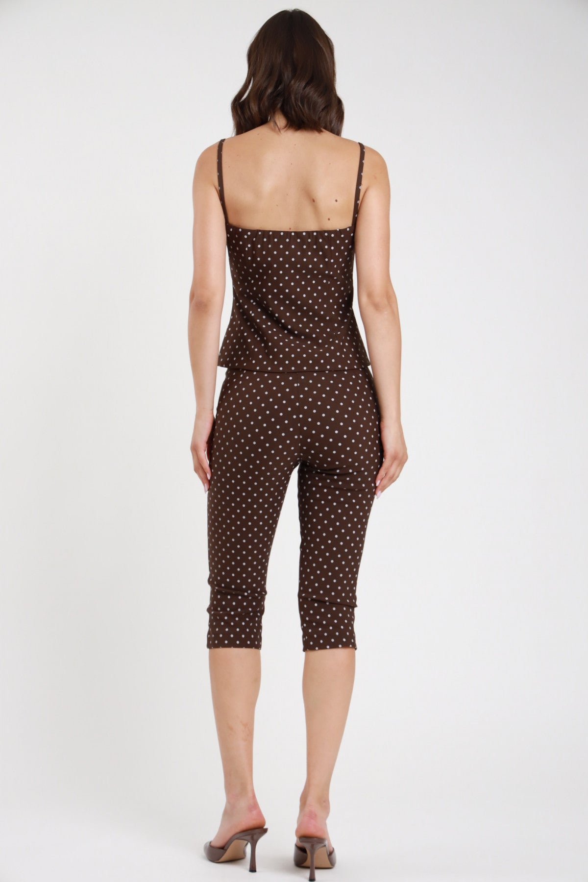 Pantaloni capri pois marrone beige donna Susy Mix – vita alta vista posteriore con top pois coordinato e sandali tacco