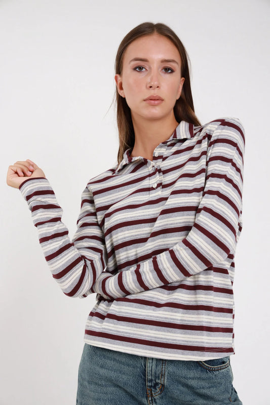 Polo righe grigio bordeaux azzurro panna frontale busto braccia conserte colletto polo placchetta bottoni manica lunga polsino costina - modella frontale busto braccia conserte sguardo frontale jeans wide leg capelli castani raccolti