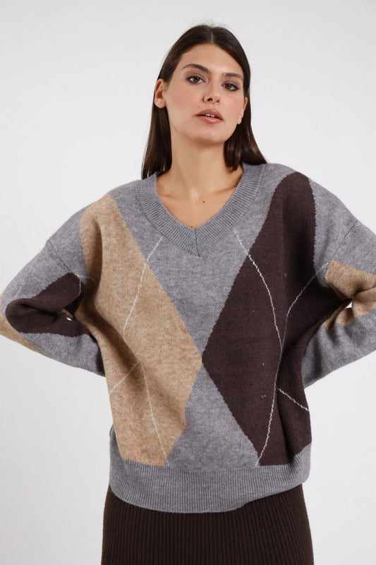 Pullover Scollo V Rombi Argyle Maxi colorblock grigio melange cammello beige cioccolato marrone 40% acrilico maniche batwing bordo fondo costina grigia silhouette oversize frontale mani fianchi - modella busto frontale mani fianchi sguardo frontale capelli castani scuri lisci sfondo bianco gonna maglia marrone cioccolato