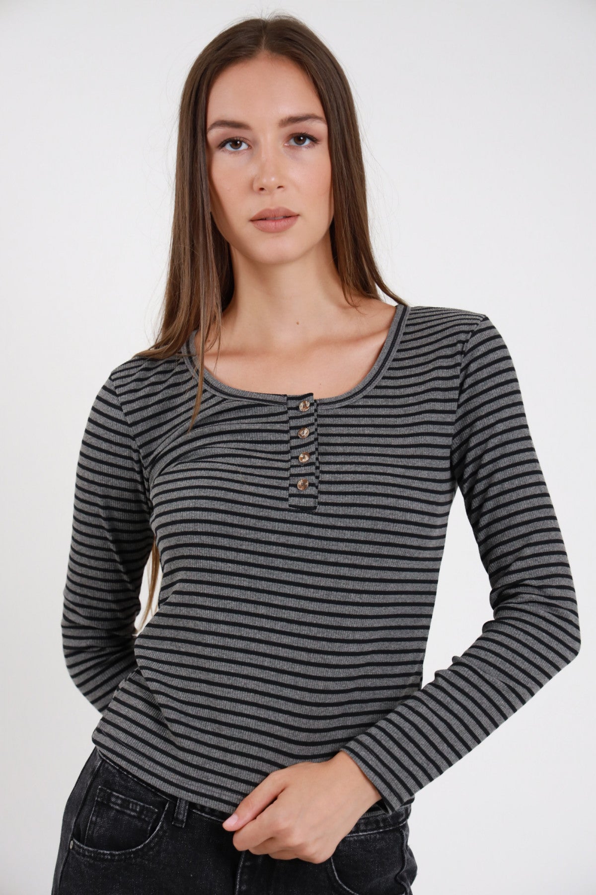 Maglia serafino costine righe grigio nere donna maniche lunghe bottoncini metallo brunito - vista frontale mani sui fianchi con jeans neri