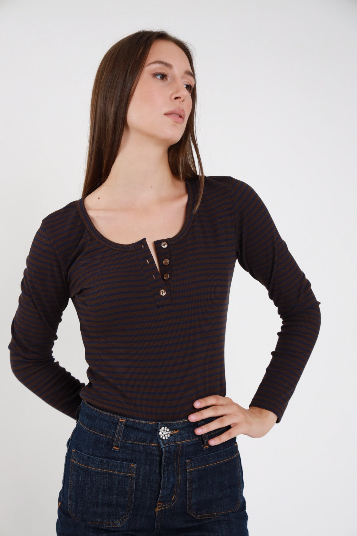 Maglia serafino costine righe nero blu donna maniche lunghe bottoncini metallo - vista frontale mano sul fianco con jeans blu scuro
