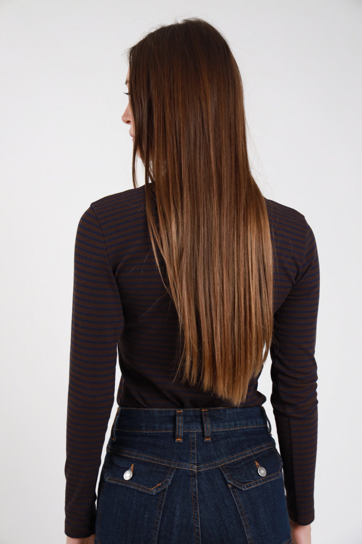 Maglia serafino costine righe nero blu donna maniche lunghe aderente - vista posteriore con jeans blu scuro