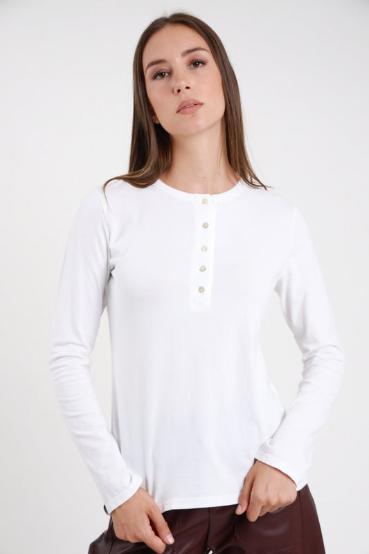 T-shirt serafino panna donna maniche lunghe aderente bottoncini madreperla cotone - vista frontale mano in testa con pantaloni leopardati marroni