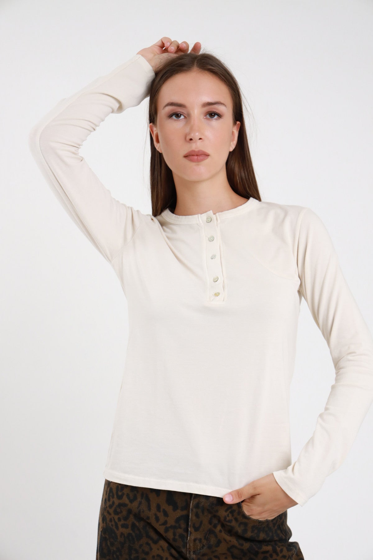 T-shirt serafino blu navy donna maniche lunghe aderente bottoncini madreperla cotone - vista frontale braccia lungo i fianchi con jeans blu