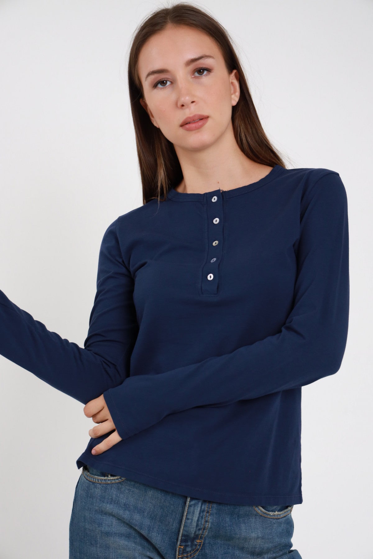 T-shirt serafino rosa cipria donna maniche lunghe aderente bottoncini madreperla cotone - vista frontale braccia conserte con pantaloni in ecopelle neri