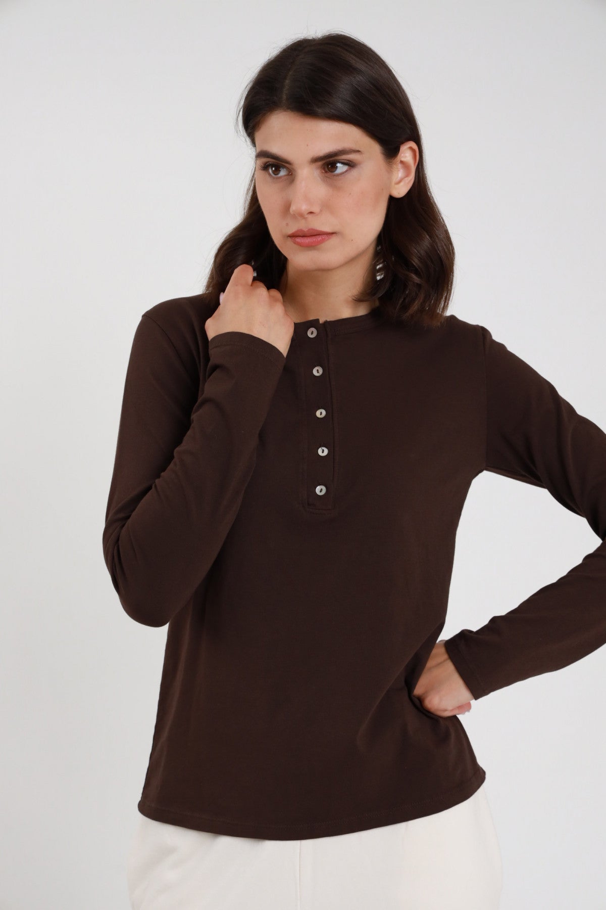 T-shirt serafino grigio ardesia donna maniche lunghe aderente bottoncini madreperla - vista frontale braccia conserte con jeans neri