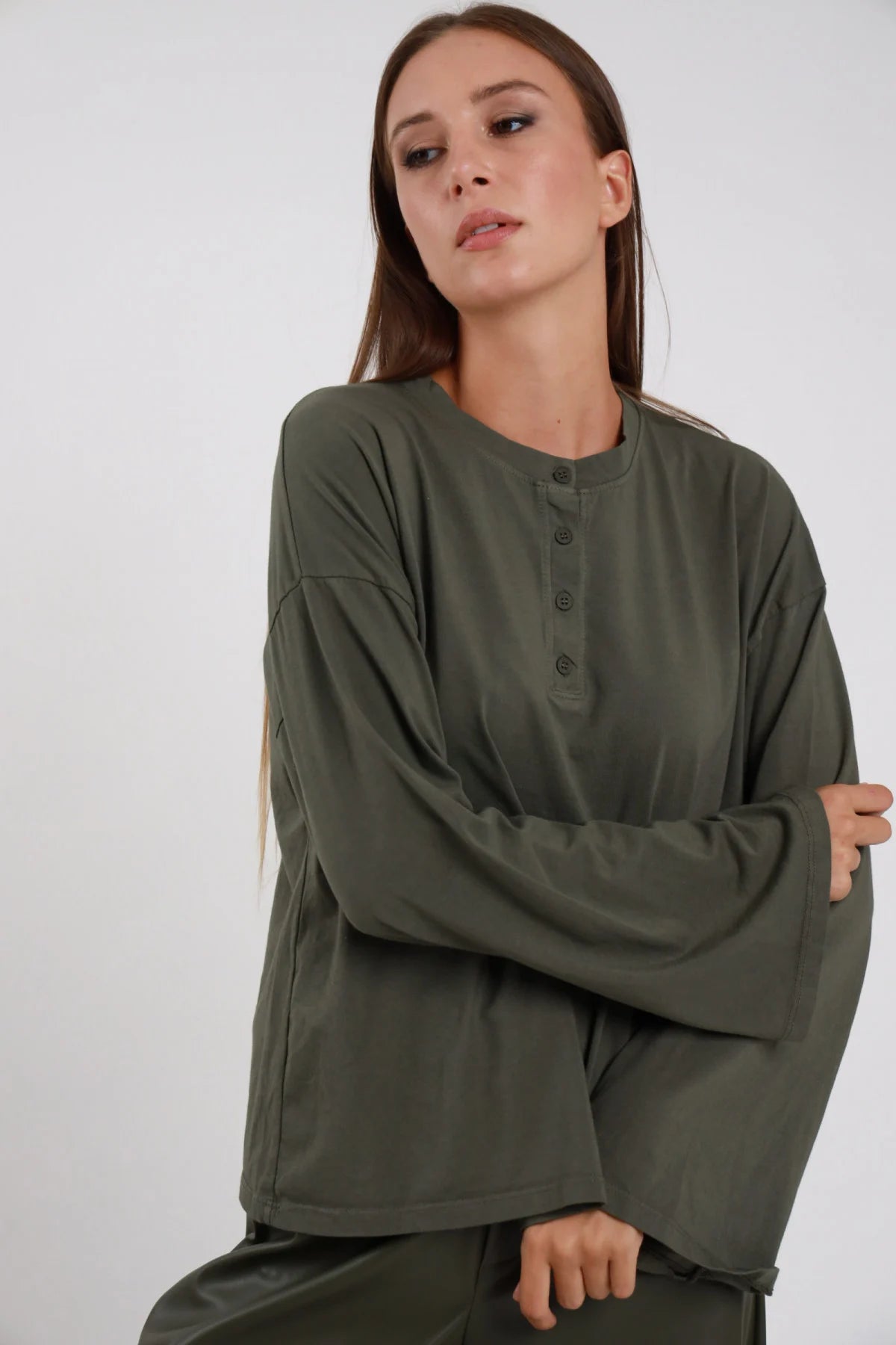 T-shirt Susy Mix verde oliva con maniche a campana, dettaglio dello scollo con bottoni e della linea ampia