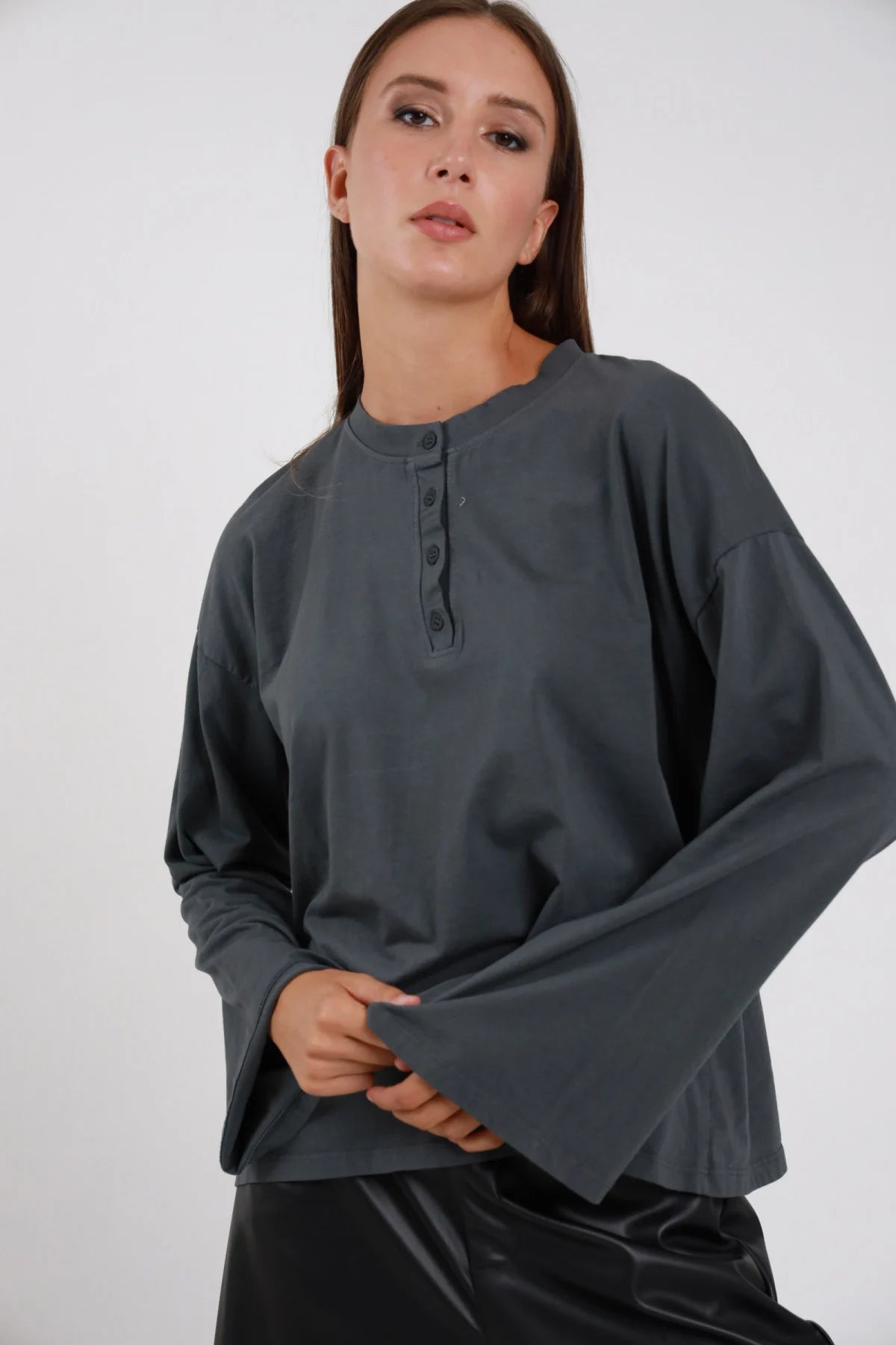 T-shirt Susy Mix grigio scuro con bottoni sullo scollo e maniche lunghe a campana, vista frontale