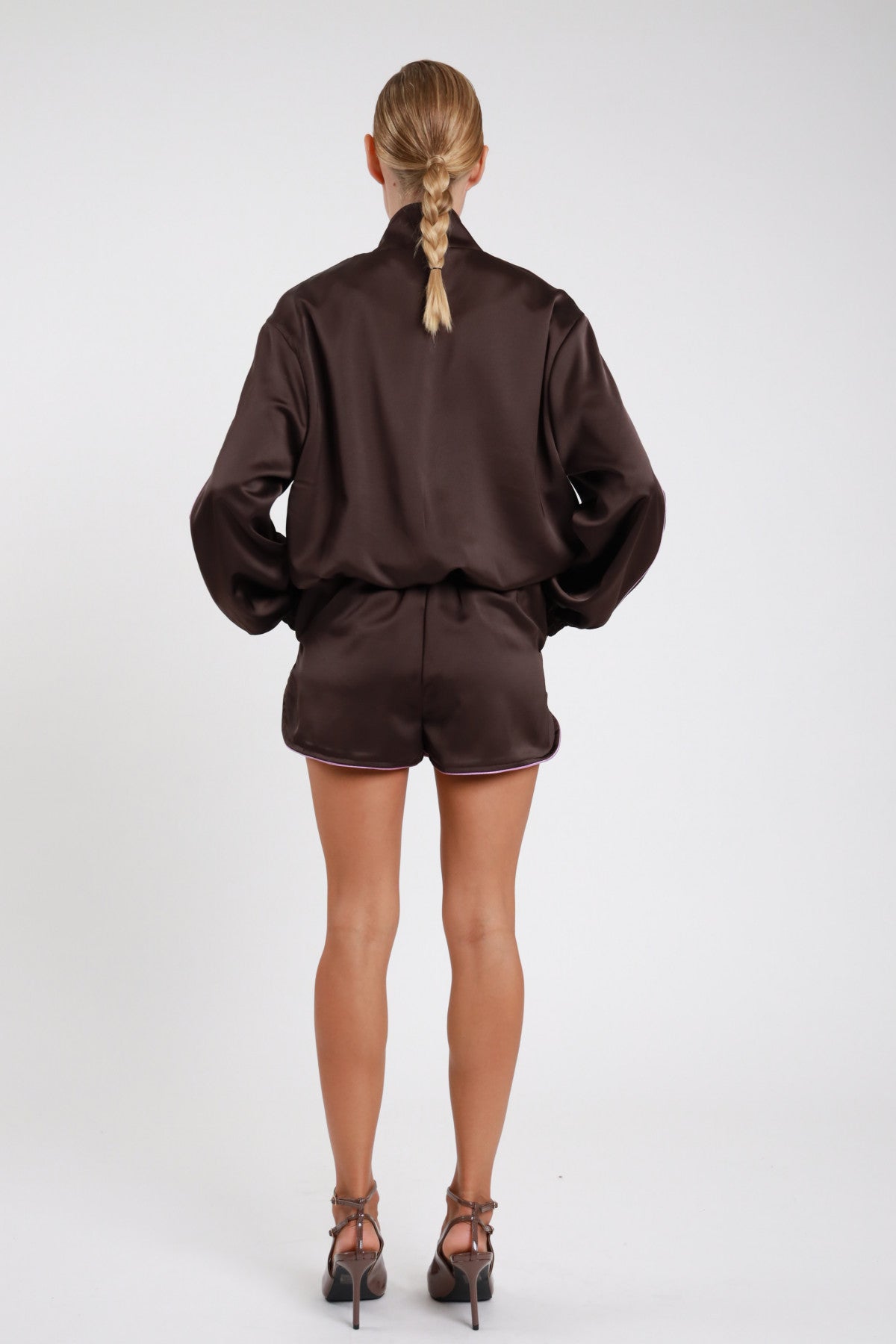 Short piping Susy Mix marrone scuro, vista posteriore della linea ampia e dei profili a contrasto sull'orlo