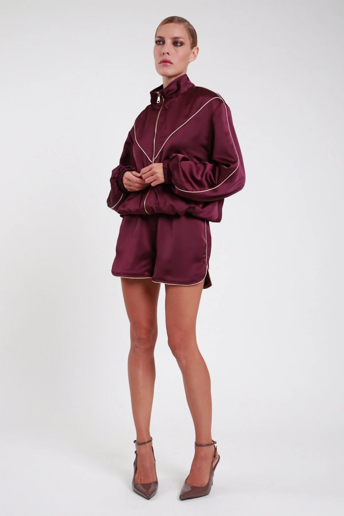 Short piping Susy Mix bordeaux con profili chiari a contrasto, vista frontale con giacca coordinata