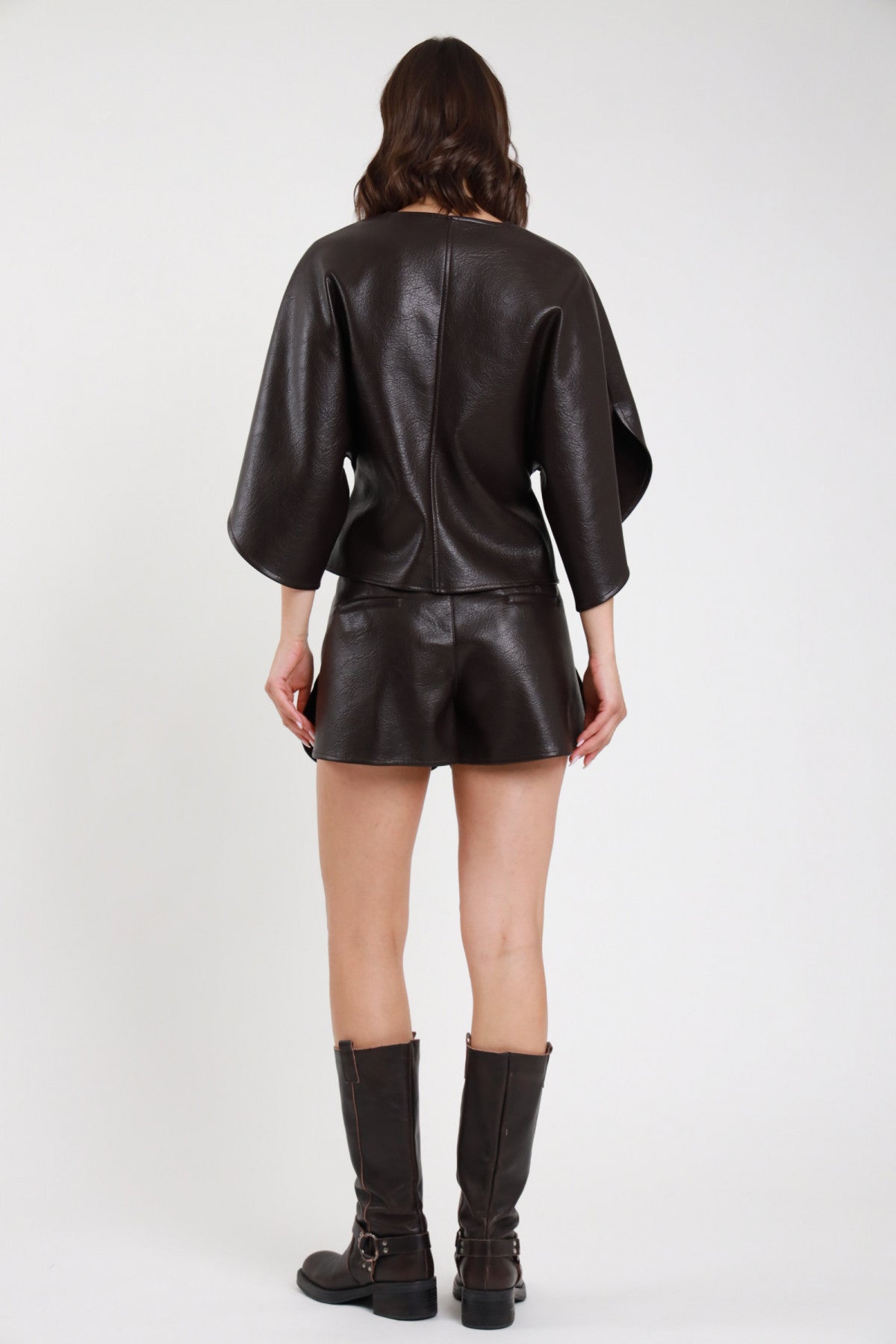 Short stondato ecopelle nera donna - vista posteriore con mantella coordinata