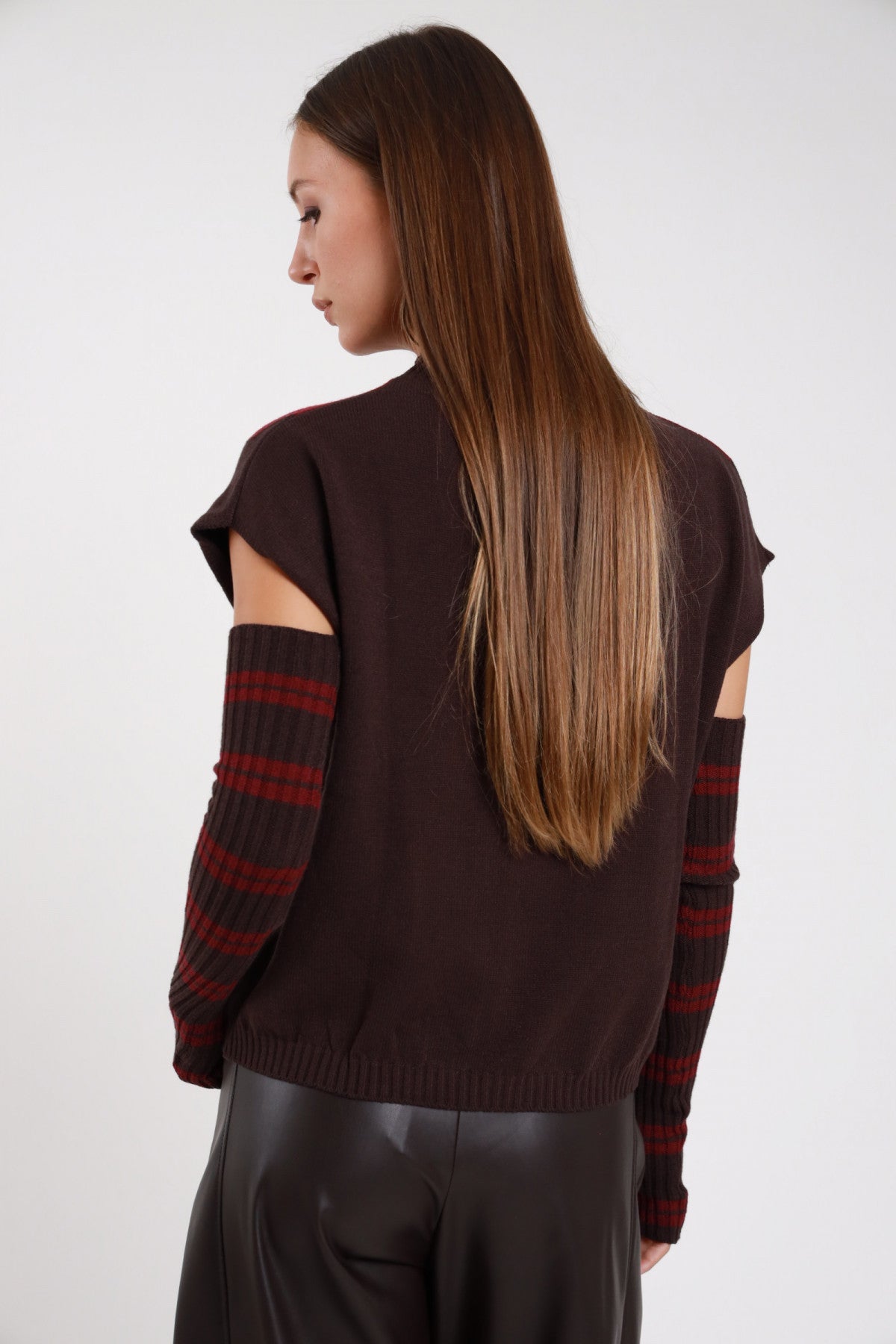Pullover smanicato manicotti argyle borgogna cotto frontale tre quarti braccio alzato mock neck rombi - modella frontale tre quarti mani testa sguardo frontale jeans ripped blu capelli biondi ondulati