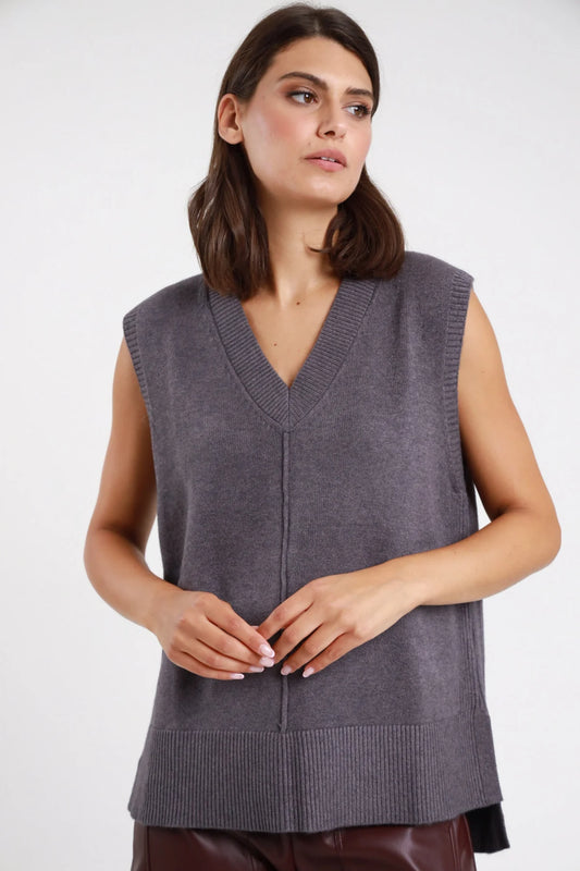Gilet scollo V antracite in maglia - vista frontale modella