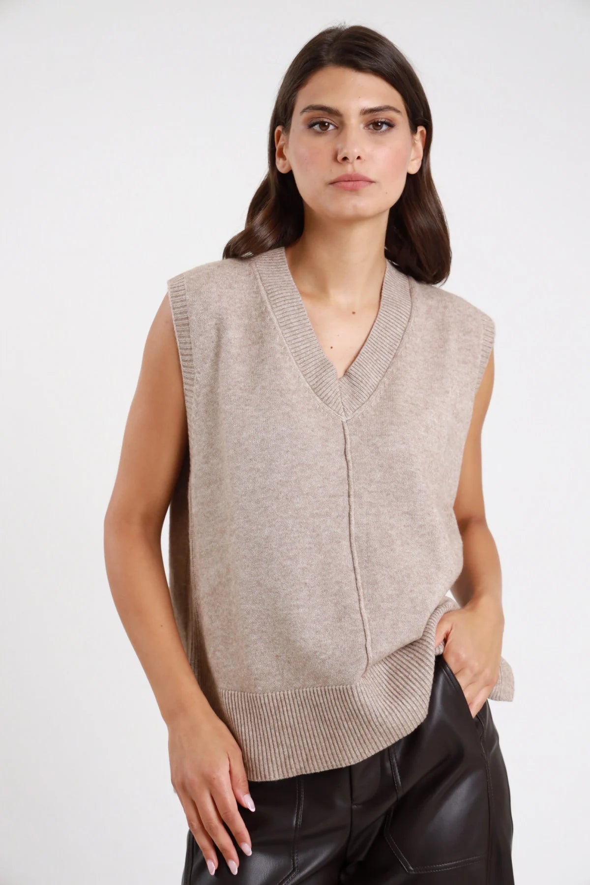 Gilet scollo V beige in maglia - vista frontale modella