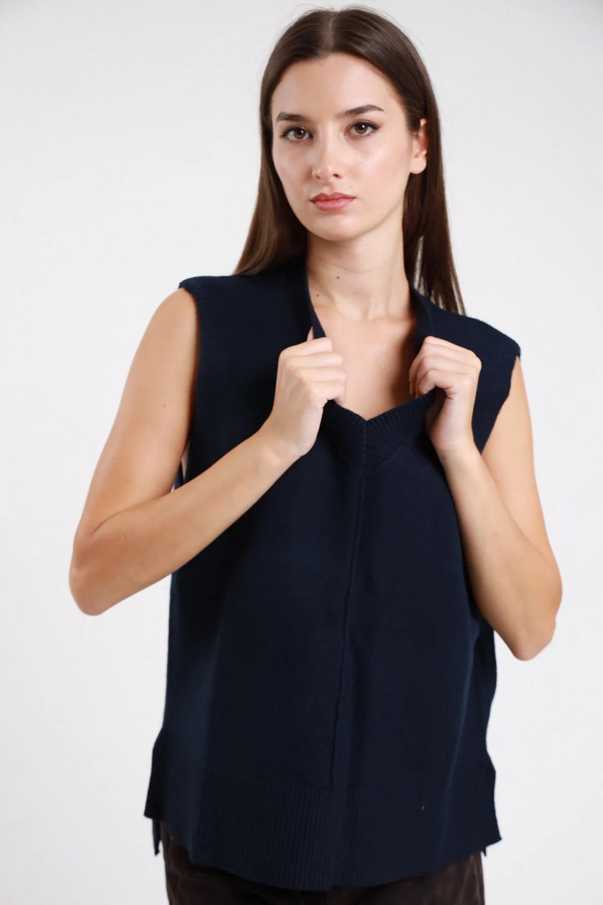 Gilet scollo V blu navy in maglia - vista frontale modella