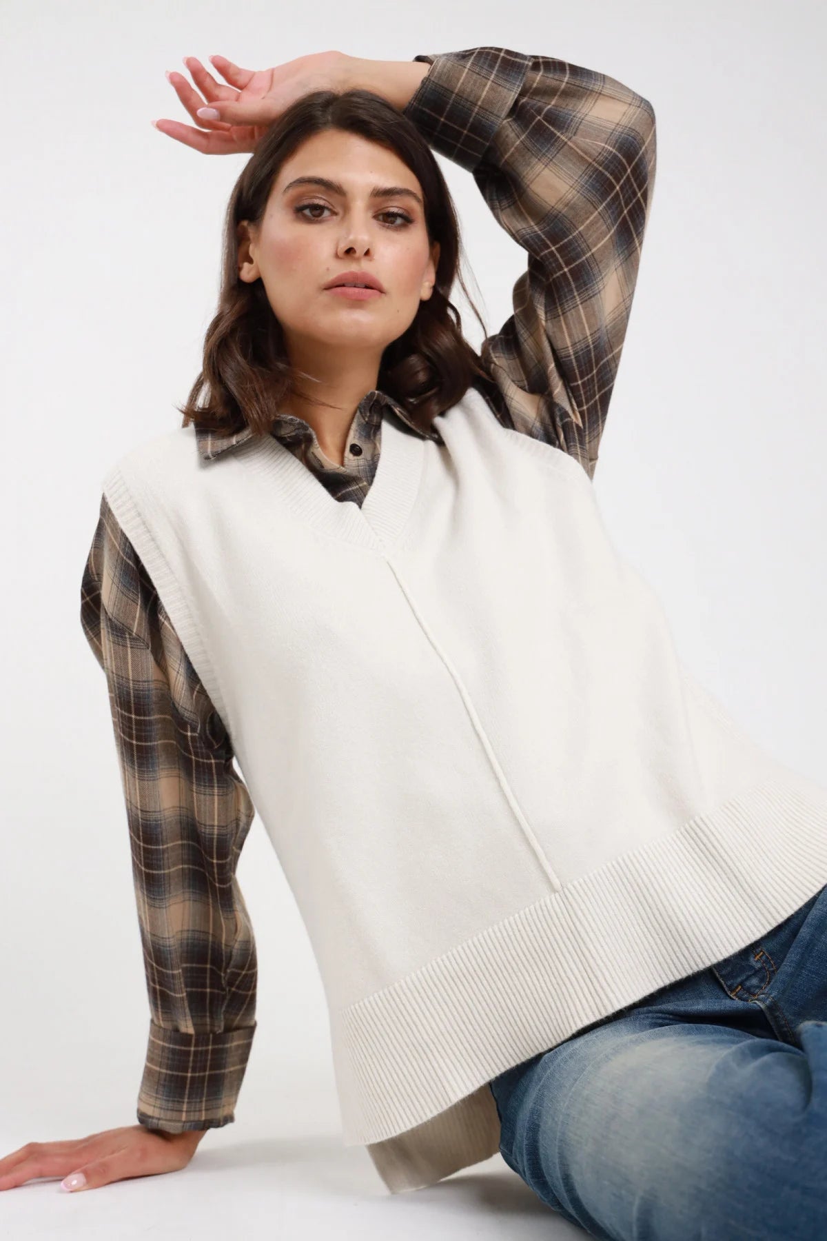 Gilet scollo V panna abbinato a camicia check - modella seduta