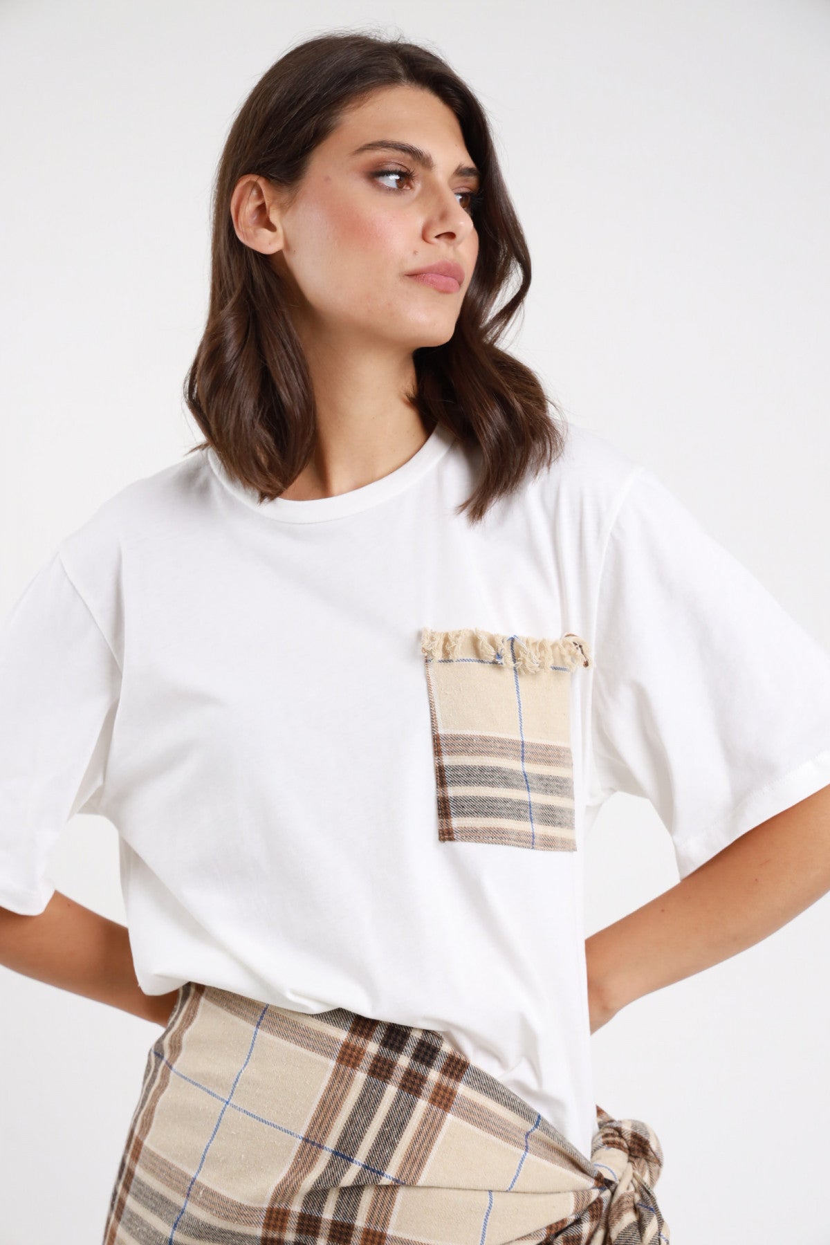 T-shirt oversize bianca con taschina check beige - dettaglio taschina sfrangiata