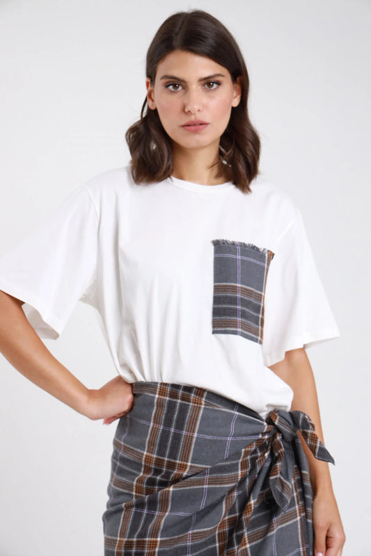 T-shirt oversize bianca con taschina check grigia sfrangiata - vista frontale modella