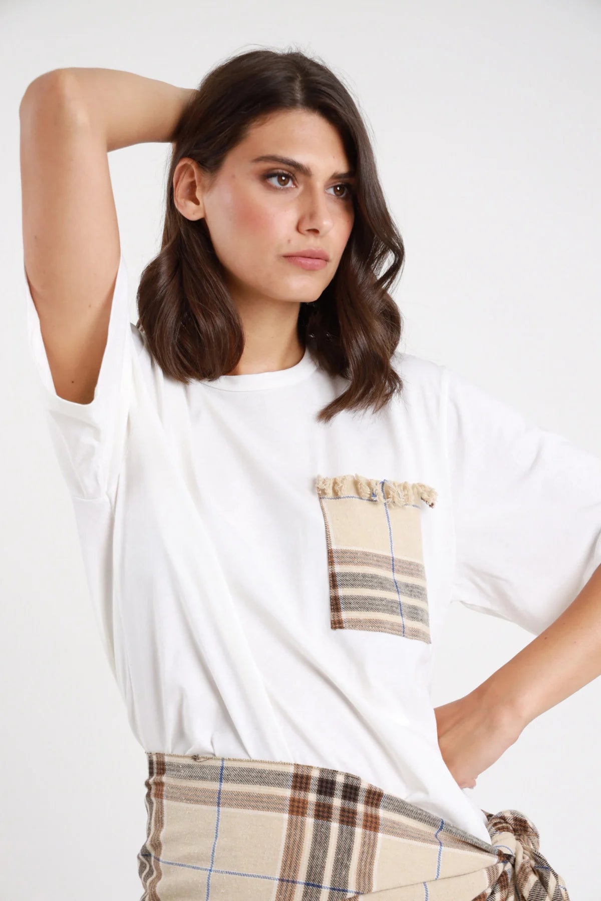 T-shirt oversize bianca con taschina check beige sfrangiata - vista frontale modella