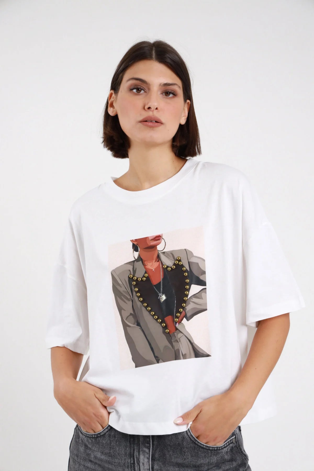 T-shirt stampa Susy Mix bianca con grafica moda e dettagli color oro, vista frontale indossata