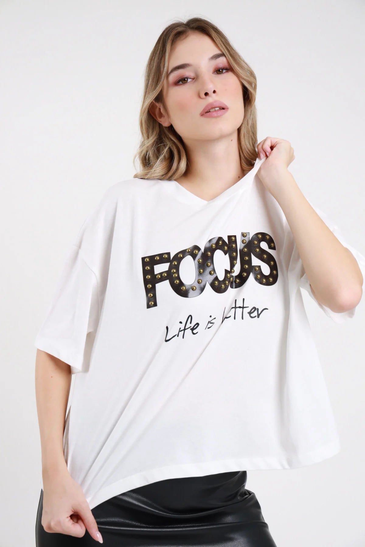 T-shirt Focus Susy Mix bianca con scritta nera e applicazioni color oro, dettaglio frontale indossato