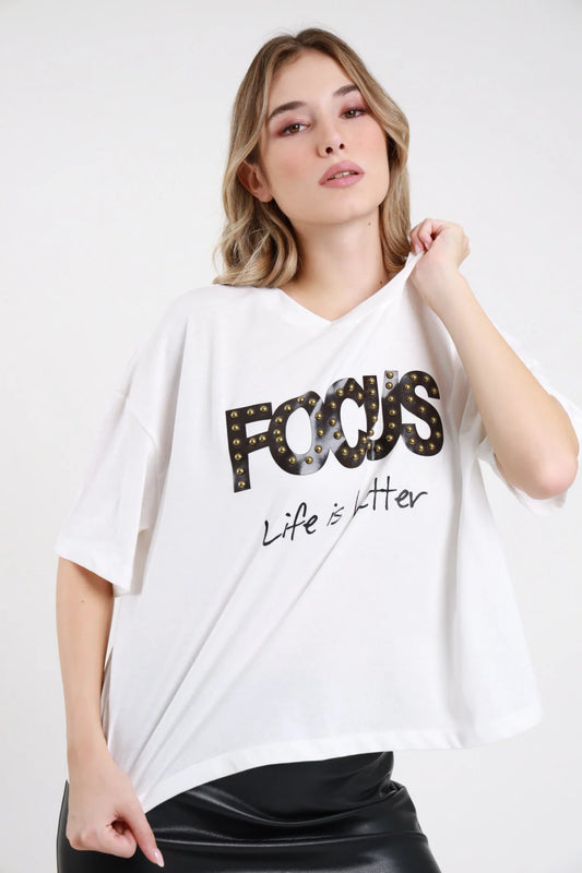 T-shirt Focus Susy Mix bianca con scritta nera e applicazioni color oro, dettaglio frontale indossato