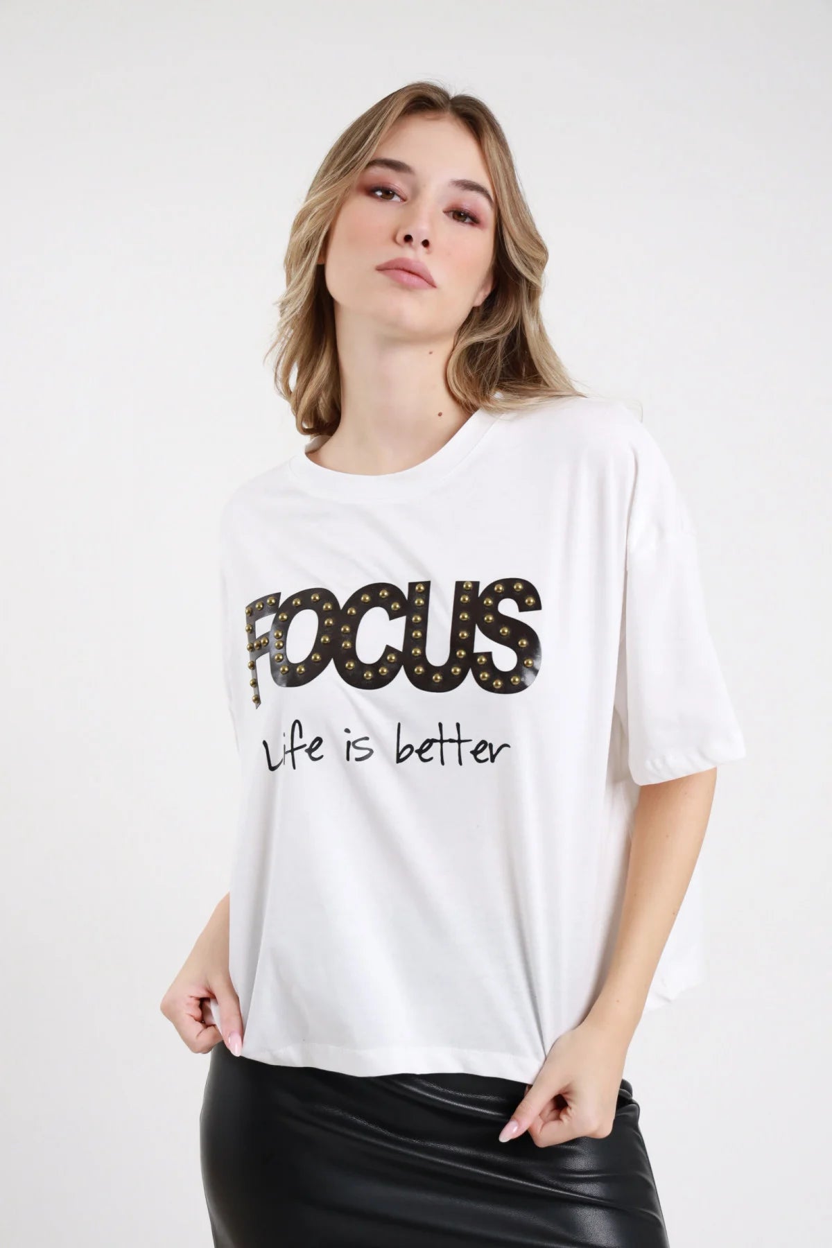 T-shirt Focus Susy Mix bianca a maniche corte con messaggio Life is better, vista frontale