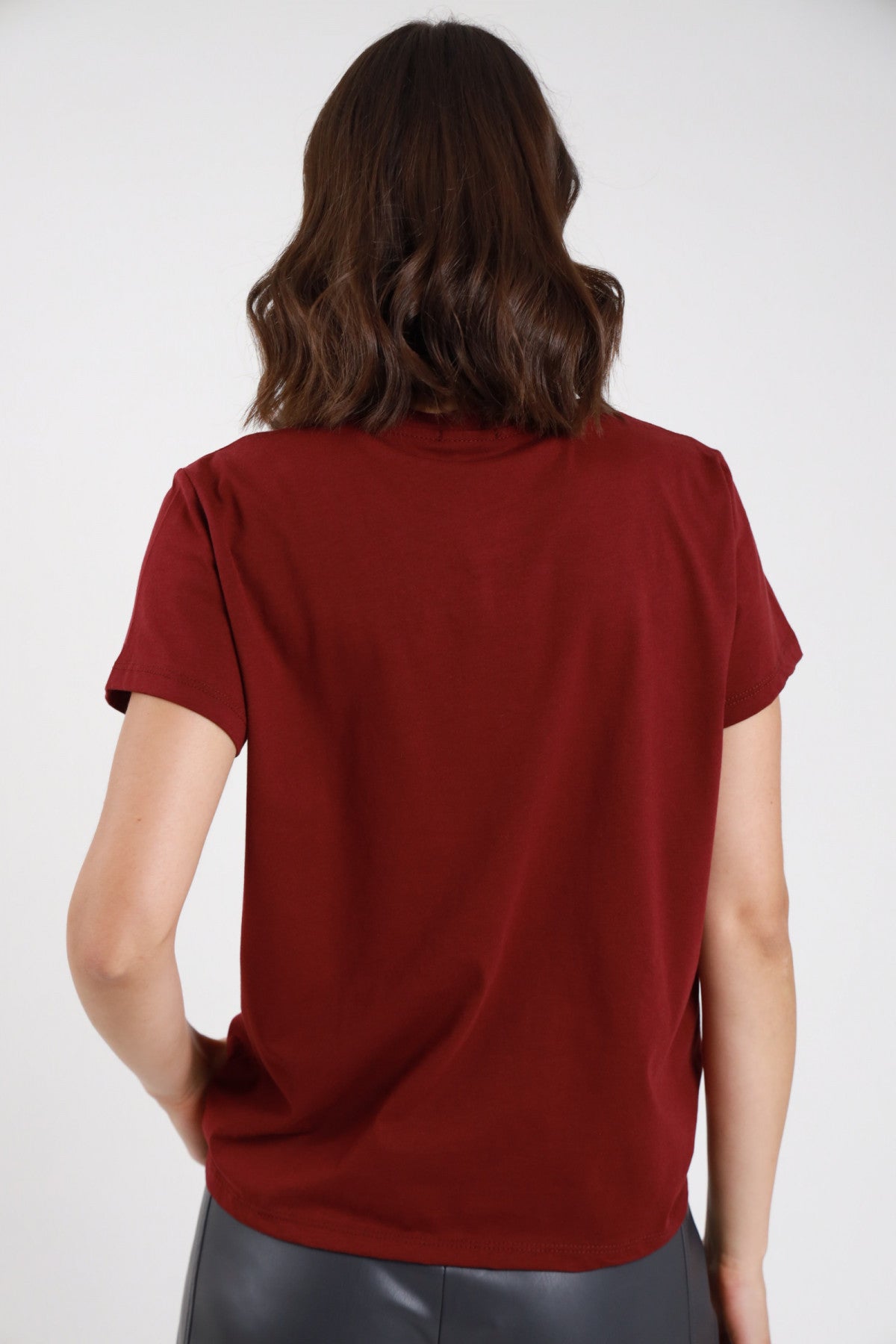 T-shirt strass bordeaux donna boxy cotone 100% - vista posteriore con pantaloni in ecopelle grigi
