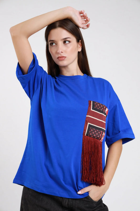 T-shirt blu royal elettrico oversize boxy cropped taschina applicata patchwork seta raso bordeaux nero geometric dot polka frange lunghe bordeaux rosso mattone pendenti girocollo manica corta drop shoulder frontale dinamica mano testa sguardo laterale alto - modella frontale dinamica braccio alzato mano testa sguardo laterale alto jeans neri capelli castani scuri lisci sfondo bianco