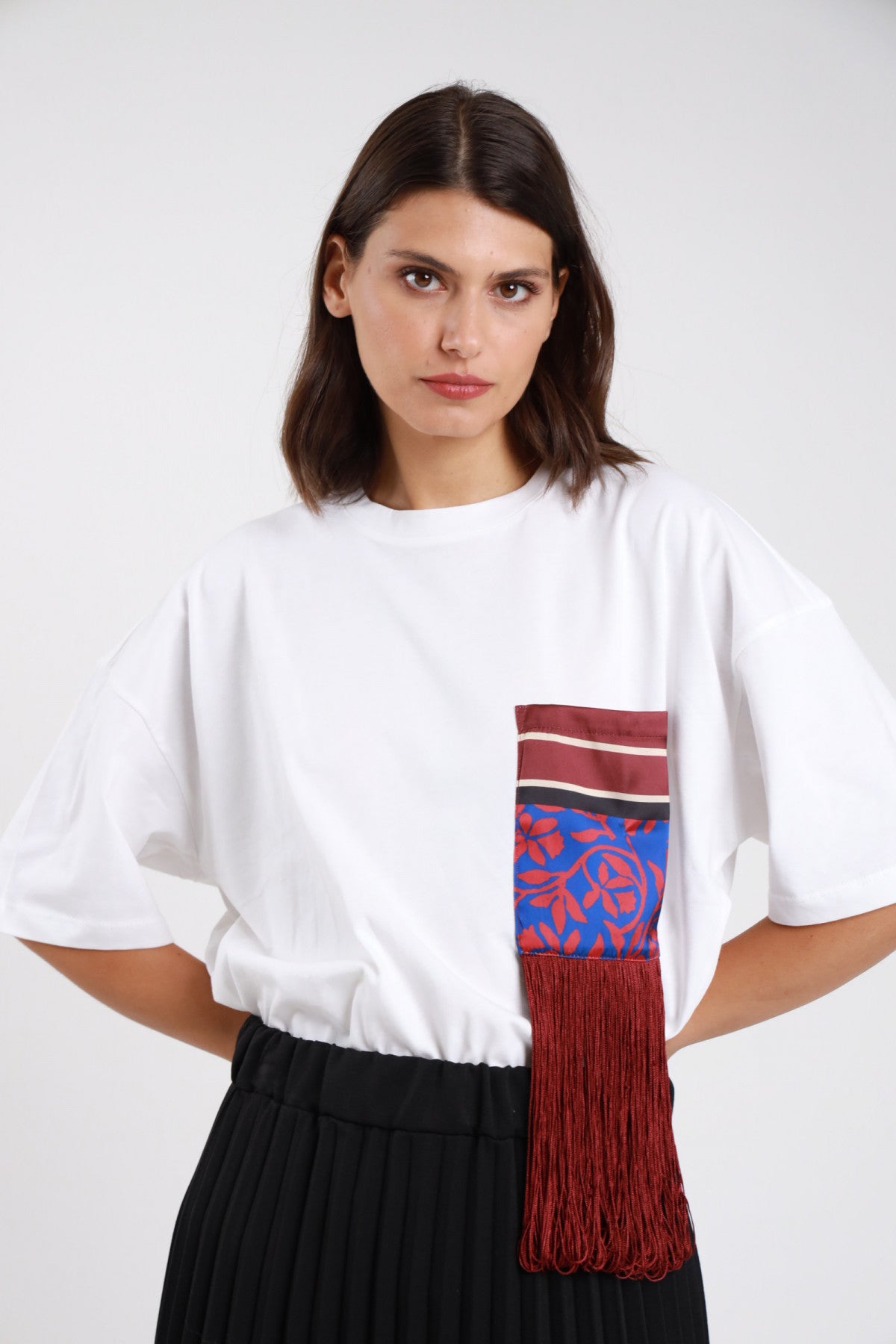 T-shirt bordeaux rosso mattone oversize boxy cropped retro intera manica corta drop shoulder kimono corpo oversize boxy fondo dritto cropped cintura nera bermuda cioccolato - modella retro intera capelli castani mossi medi cintura nera bermuda cioccolato sfondo bianco grigio