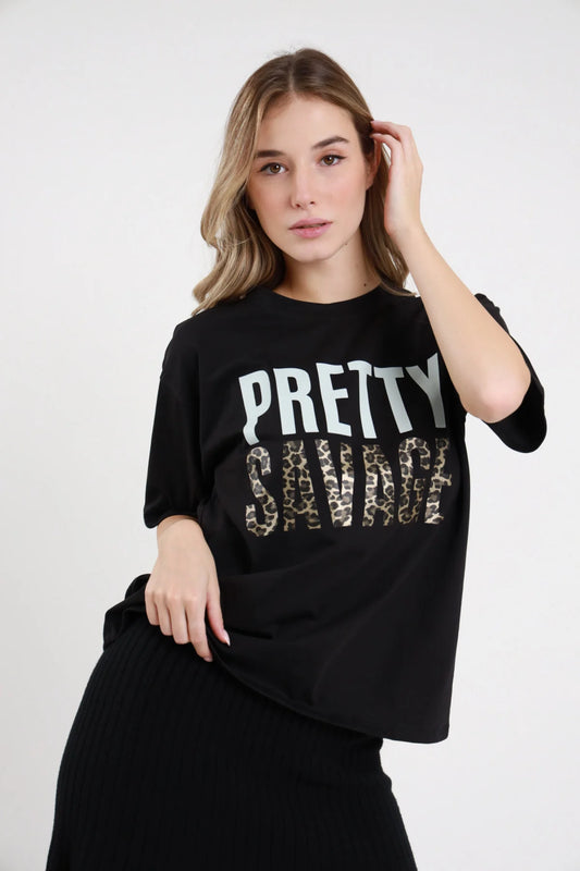 T-shirt Pretty Savage nero 100% cotone stampa PRETTY bianco grigio gesso SAVAGE leopardato marrone beige girocollo manica corta silhouette oversize drop lunga - modella busto 3/4 frontale posa mano capelli sguardo 3/4 soft capelli biondi mossi sfondo bianco gonna nera
