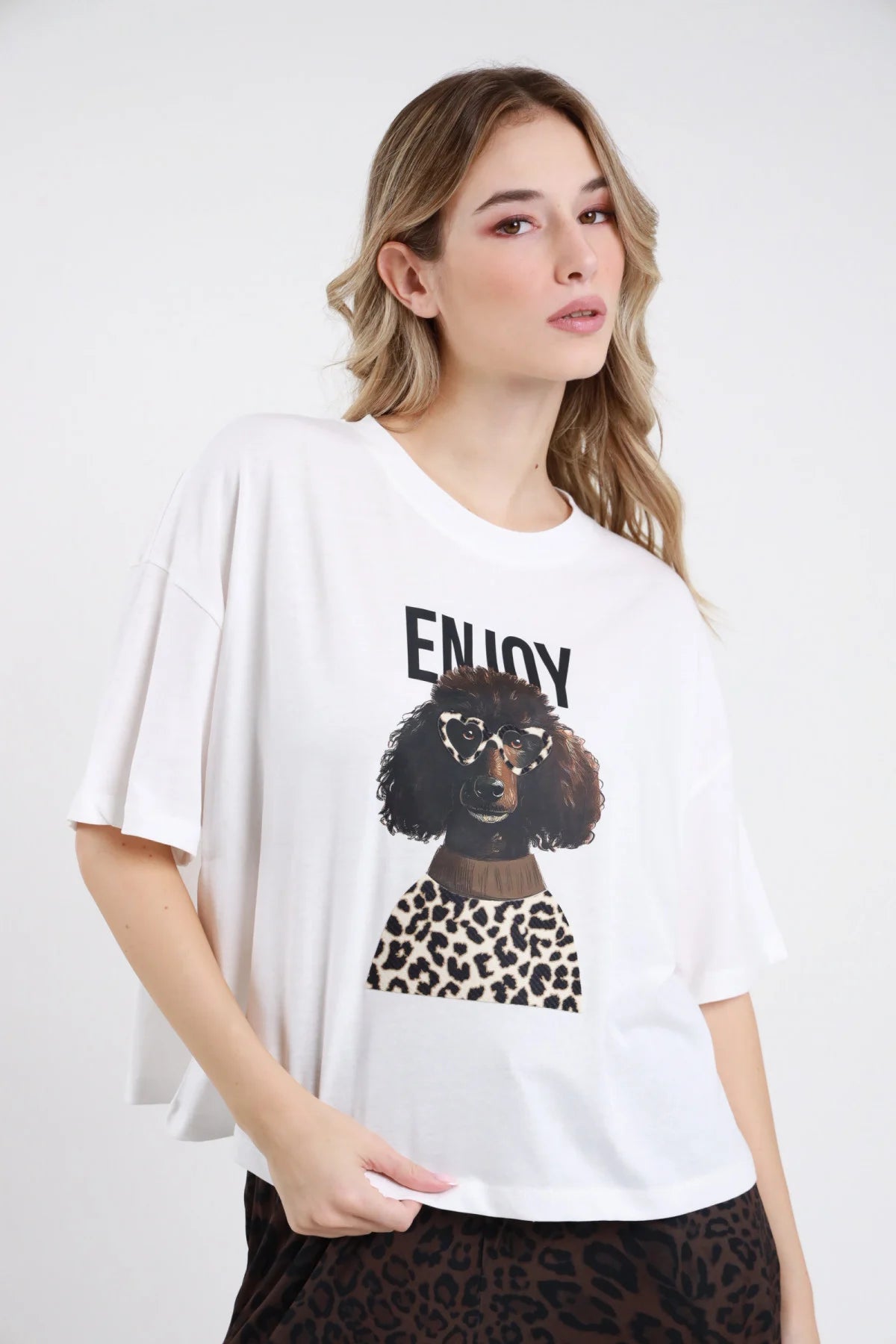 T-shirt Enjoy bianca da donna a maniche corte con scritta nera e stampa cagnolino con occhiali, vista frontale
