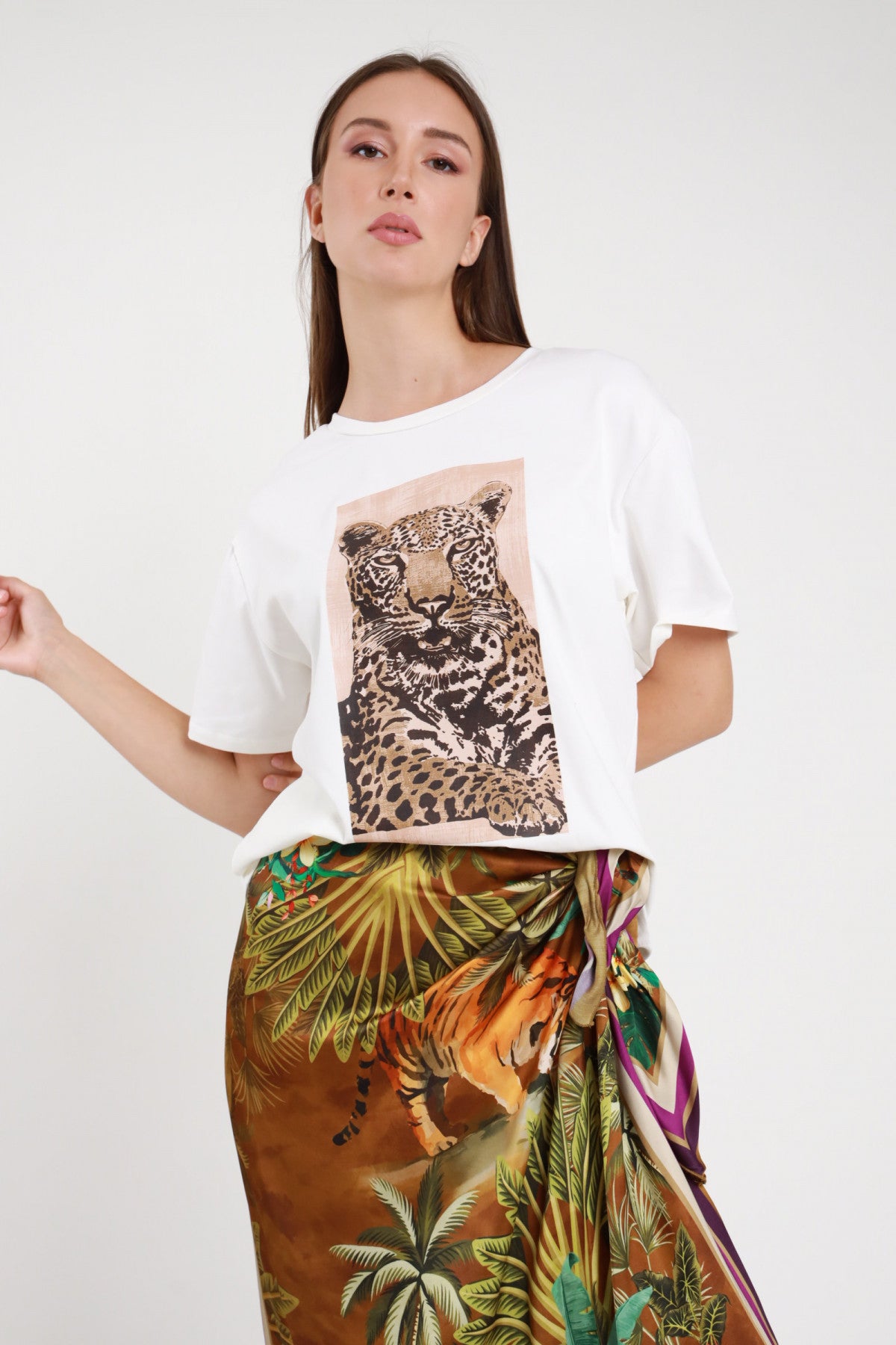 T-shirt bianca donna stampa felino Susy Mix – seduta dettaglio stampa leopardo