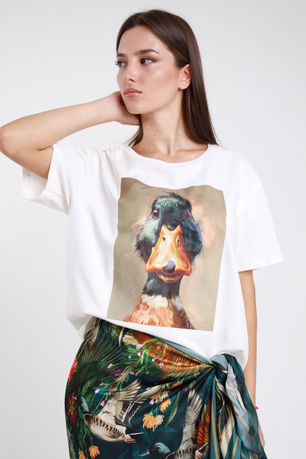 T-shirt bianca stampa germano reale donna Susy Mix – oversize vista laterale con gonna pareo fantasia