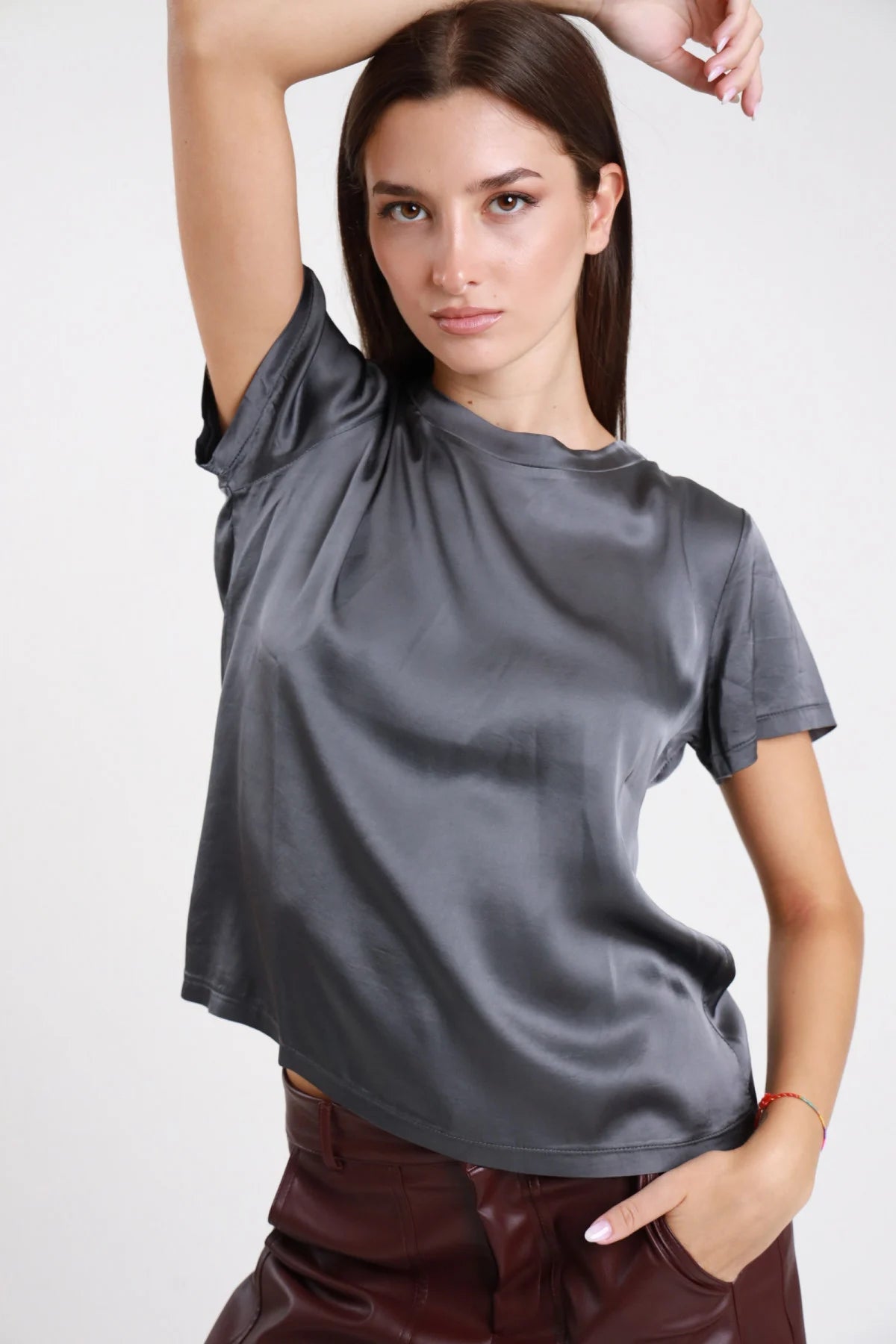 T-shirt stretch satinata grigio antracite con girocollo abbinata a pantaloni bordeaux