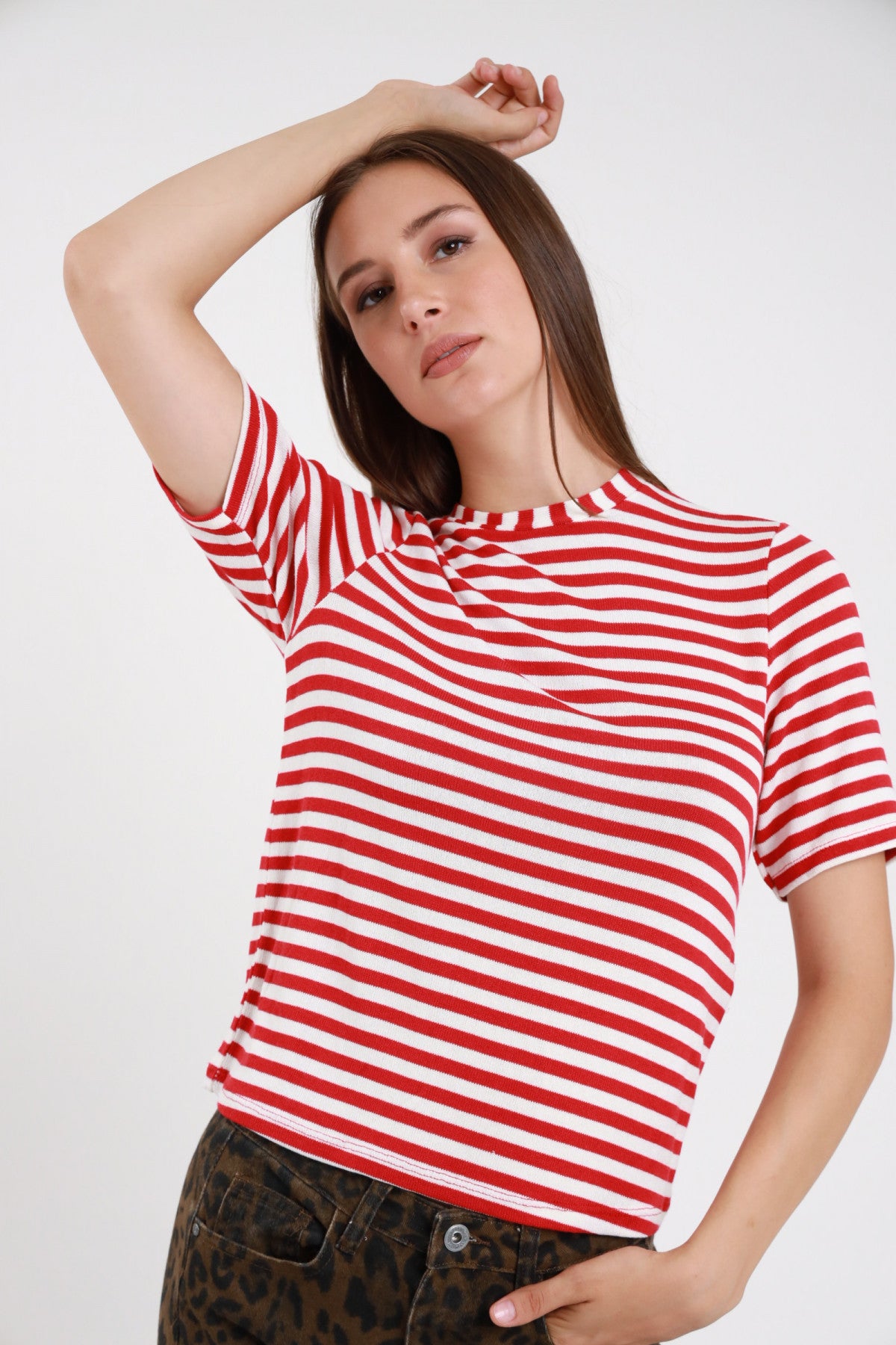 T-shirt a righe rosso e bianco donna collo alto maniche corte - vista frontale con gonna leopardata