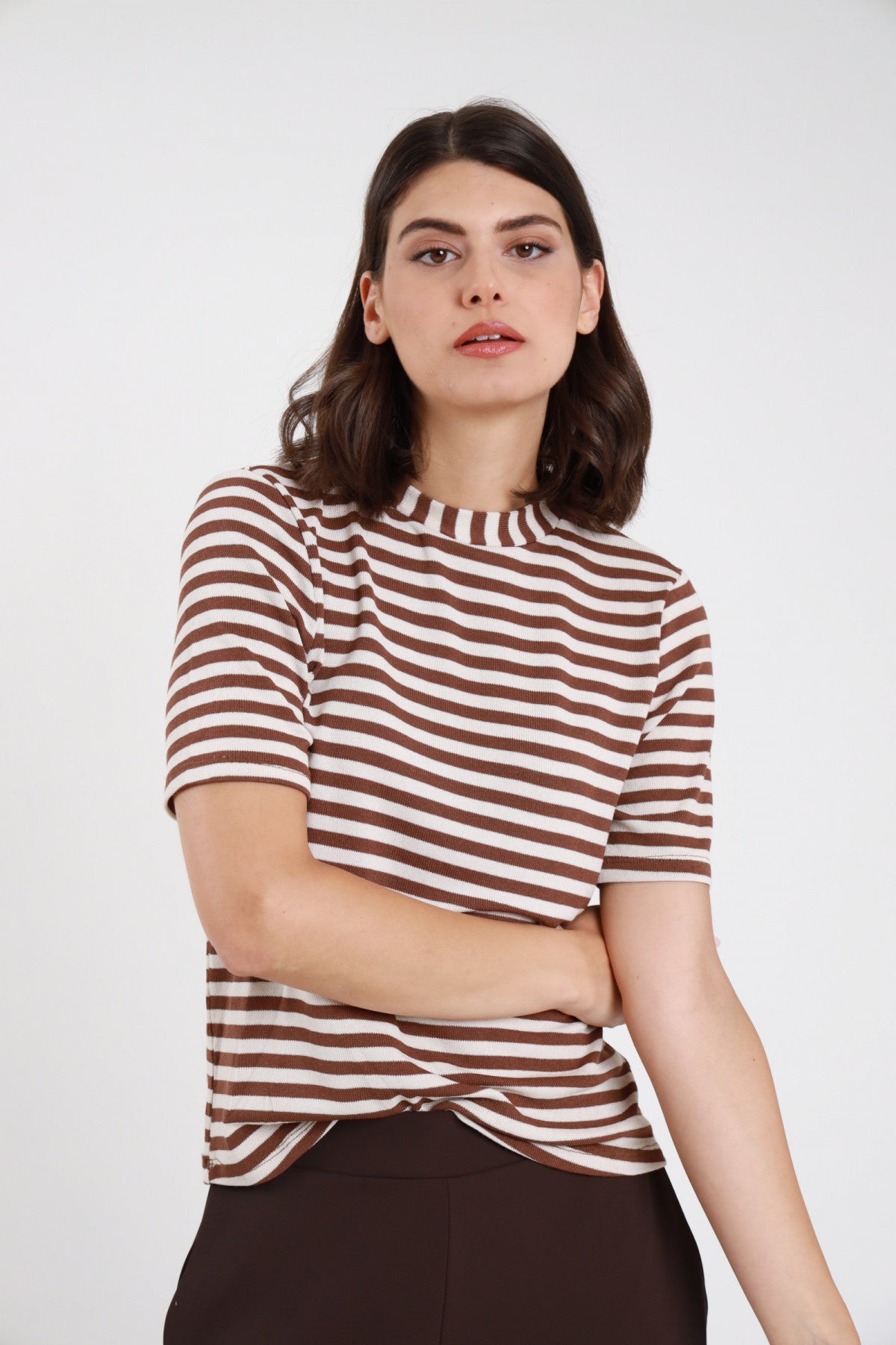 T-shirt a righe marrone e panna donna collo alto - vista frontale braccia conserte con gonna nera
