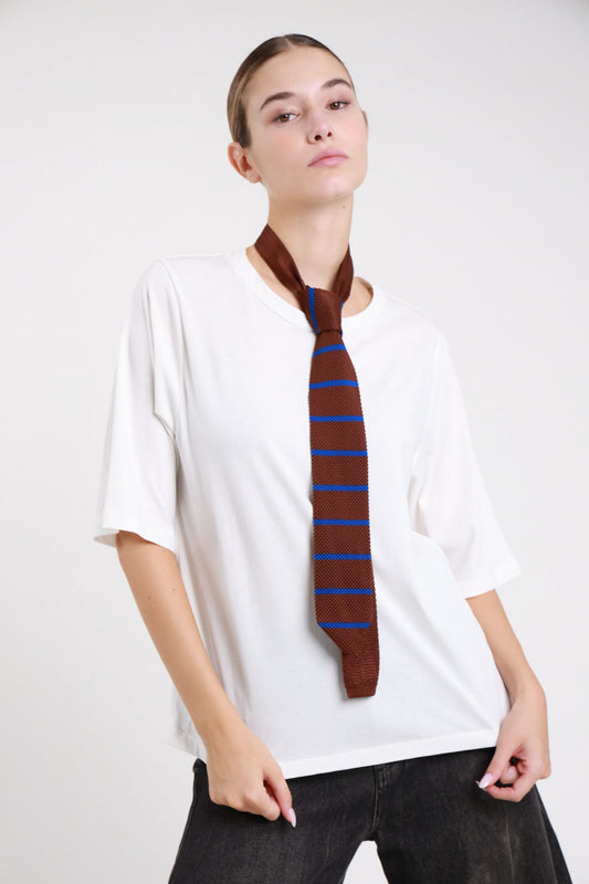 T-shirt bianca oversize retro intera manica corta dropped shoulder orlo dritto vita crop corpo boxy cotone - modella retro intera mano vita sguardo basso laterale jeans denim capelli biondi mossi lunghi