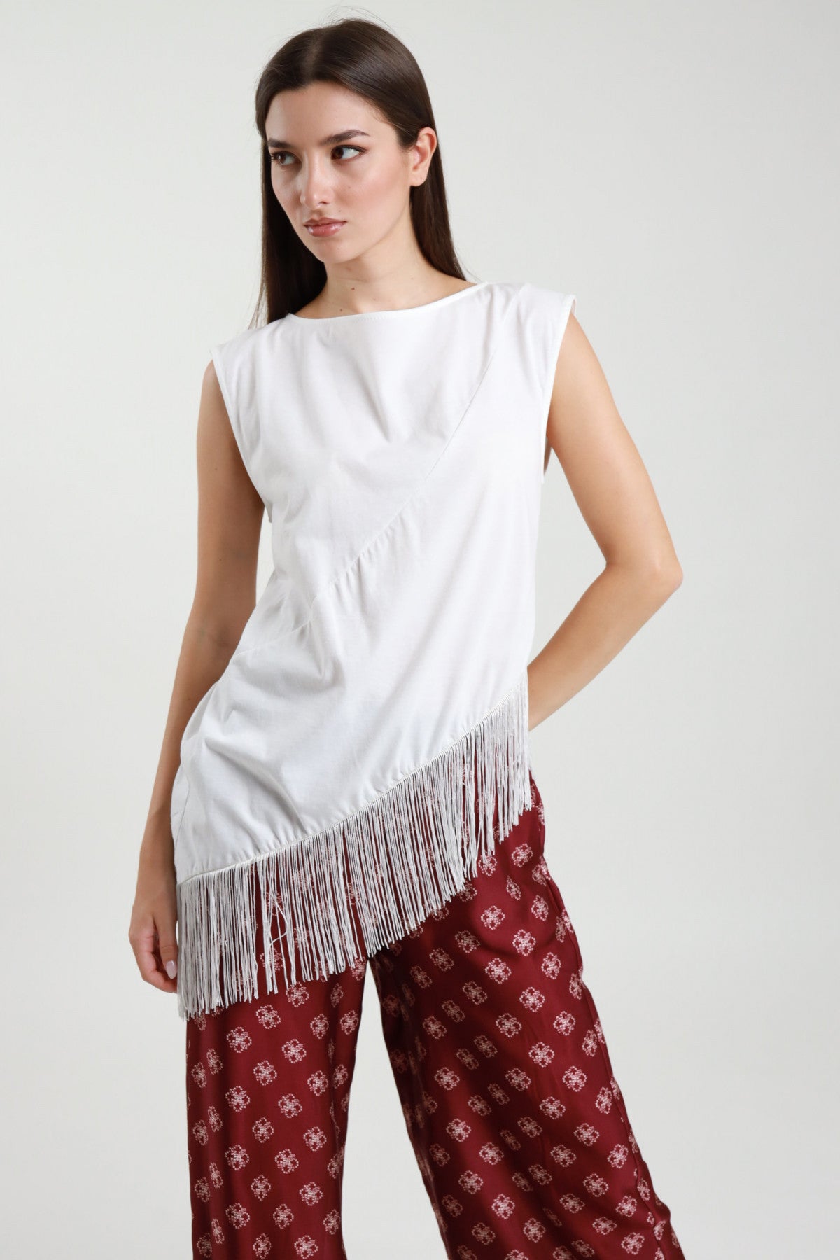 T-shirt bianca con frange diagonali Susy Mix – vista frontale su modella