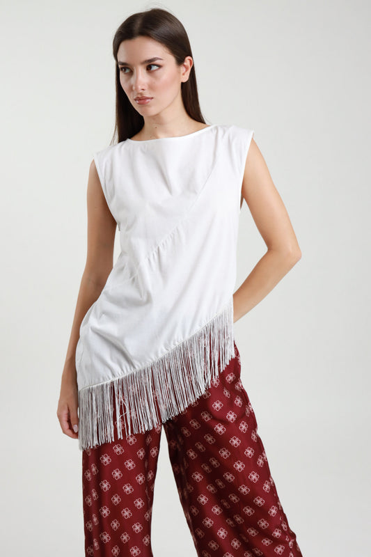 T-shirt bianca con frange diagonali Susy Mix – vista frontale su modella