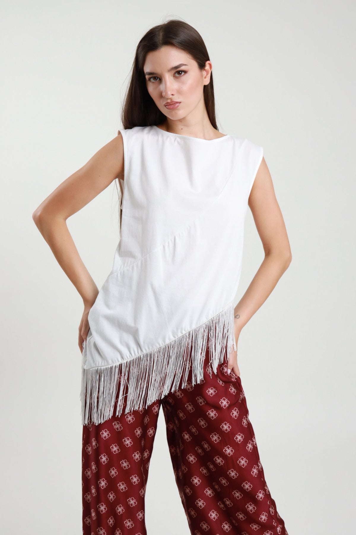 Top donna bianco senza maniche con frange asimmetriche Susy Mix – dettaglio frontale