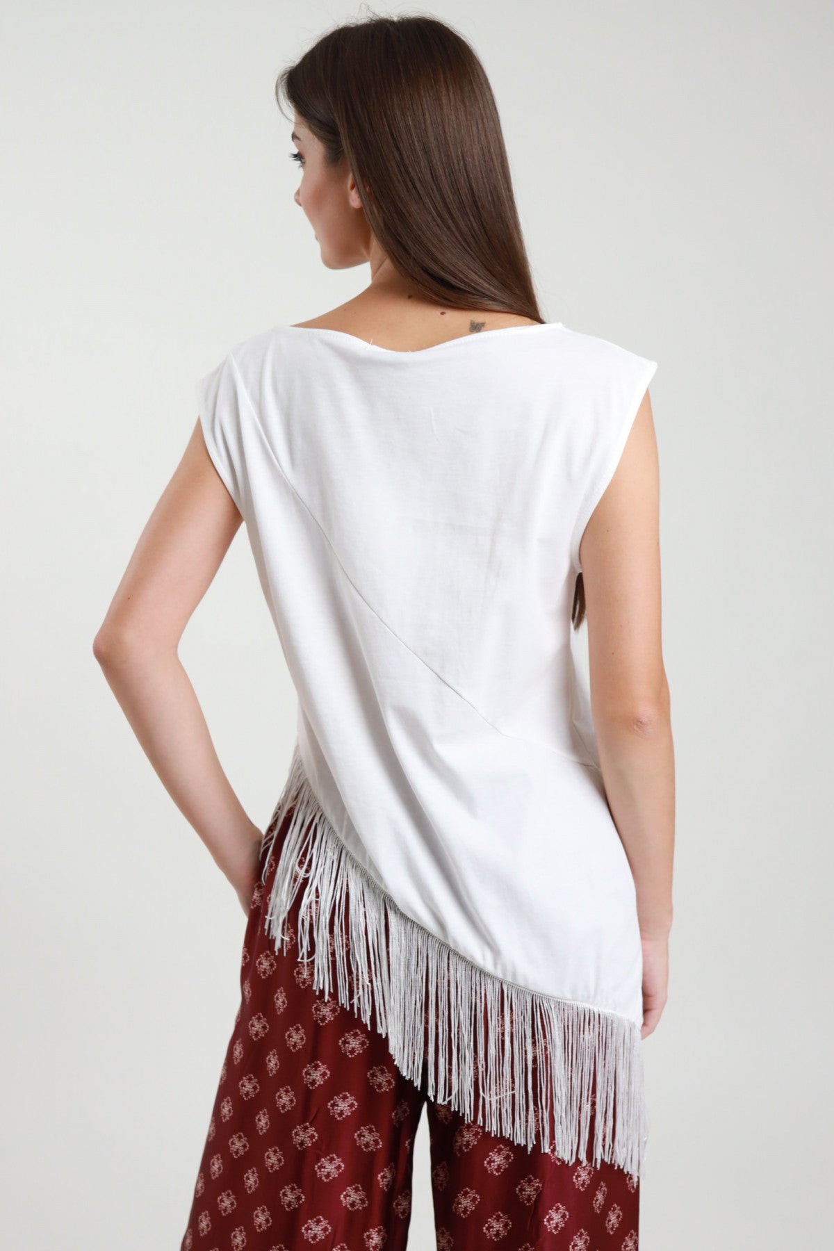 T-shirt Susy Mix con frange – vista posteriore su modella
