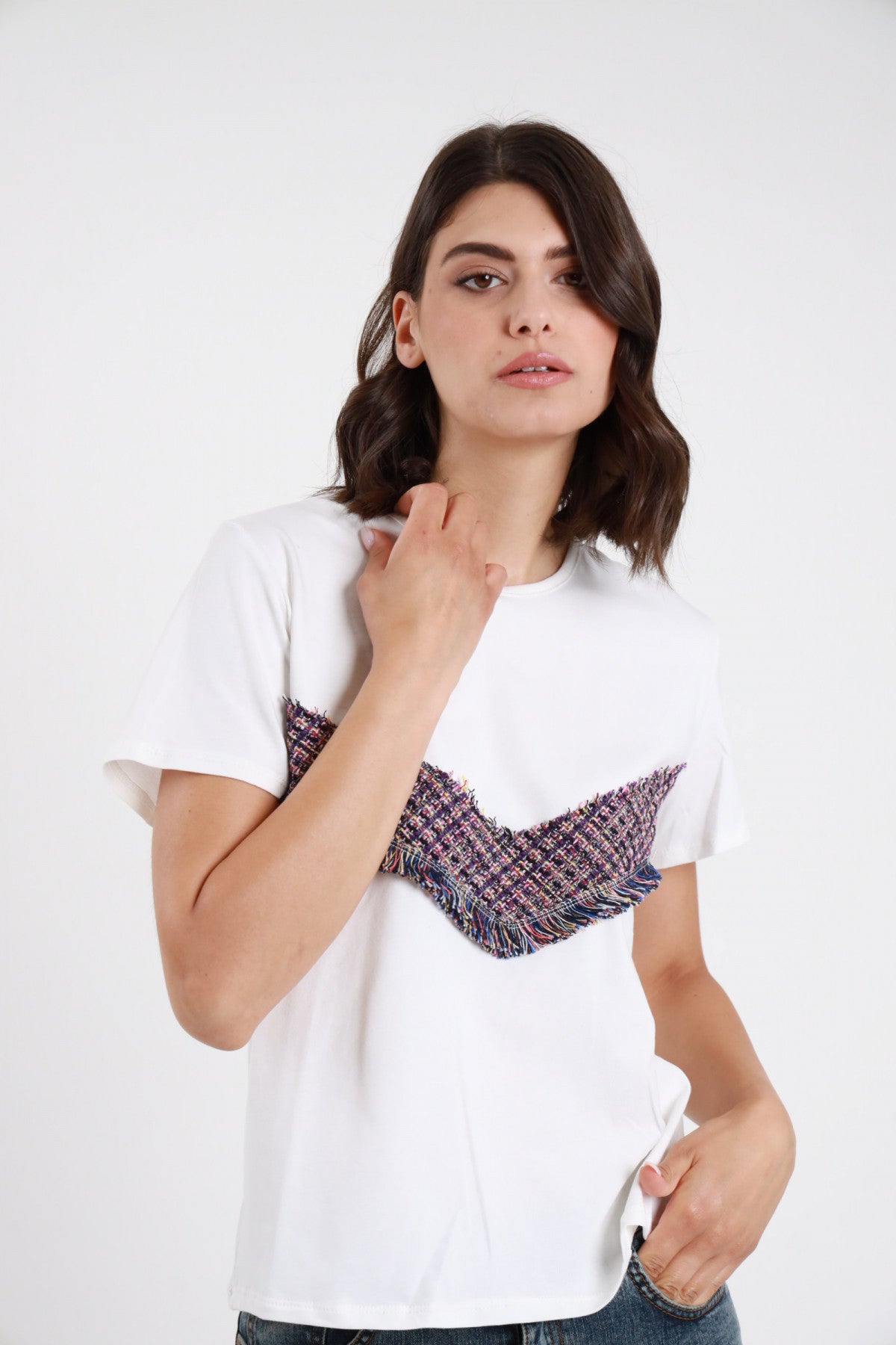 T-shirt tweed bianca donna boxy girocollo maniche corte - dettaglio banda tweed rosa viola nero frange sfrangiate mano al collo
