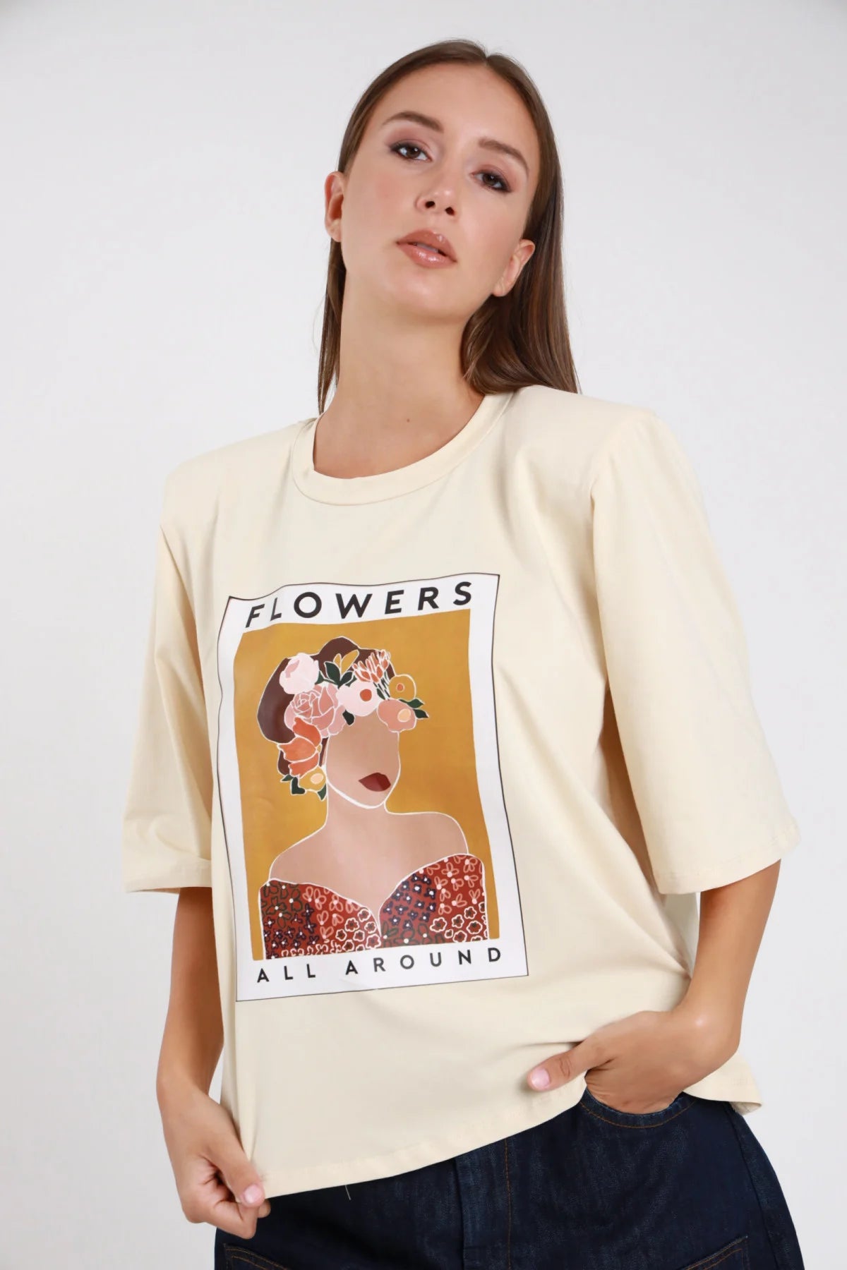T-shirt Flowers All Around panna avorio frontale stampa floreale spalla strutturata kimono - modella frontale intera mani in tasca sguardo frontale jeans scuri stivali marroni capelli castani