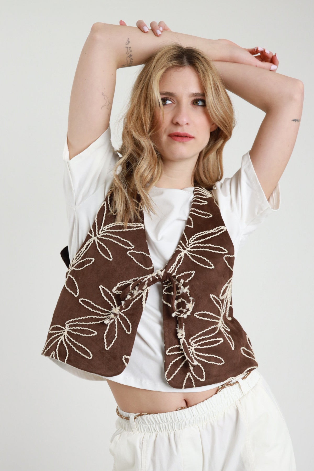 T-Shirt con Gilet Ricamato