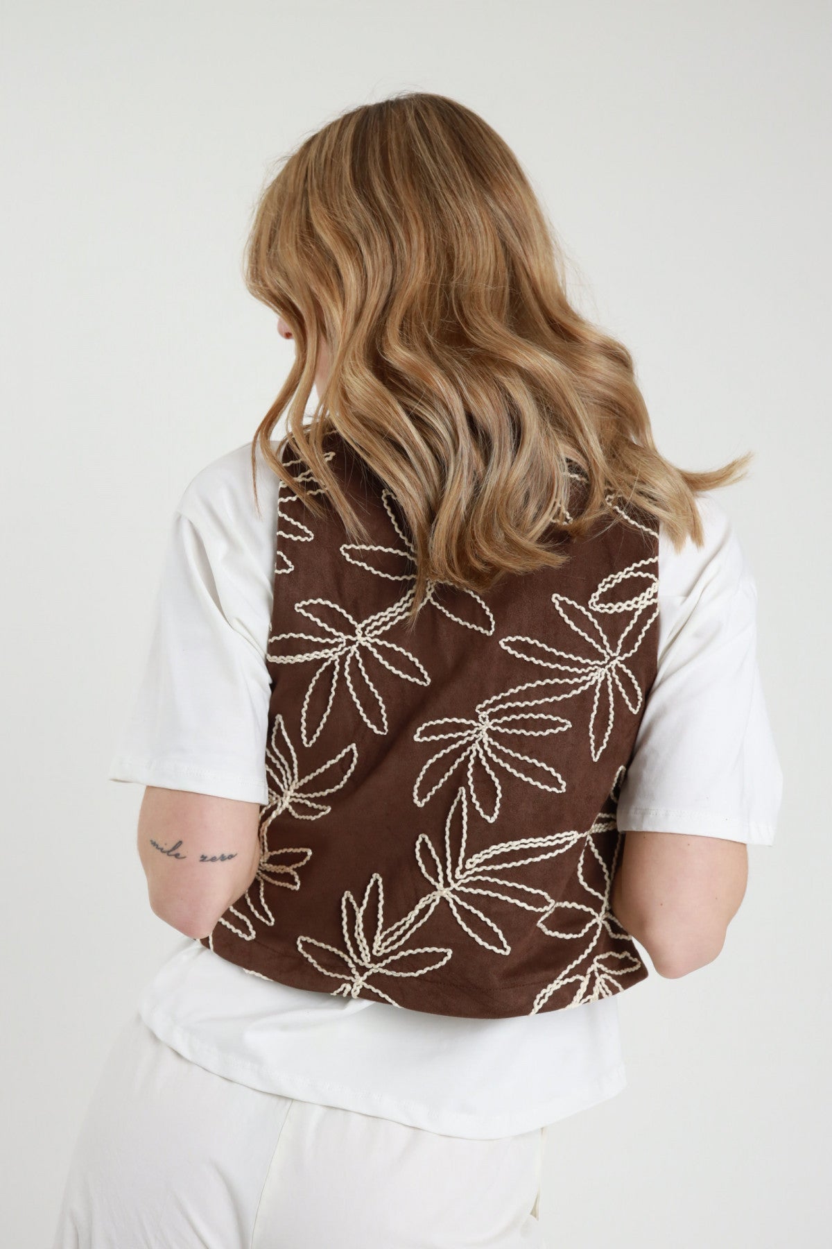 T-Shirt con Gilet Ricamato