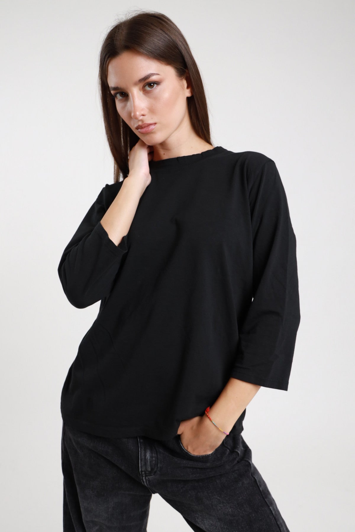 T-shirt maniche 3/4 prugna donna collo tondo - vista frontale con pantaloni cargo beige