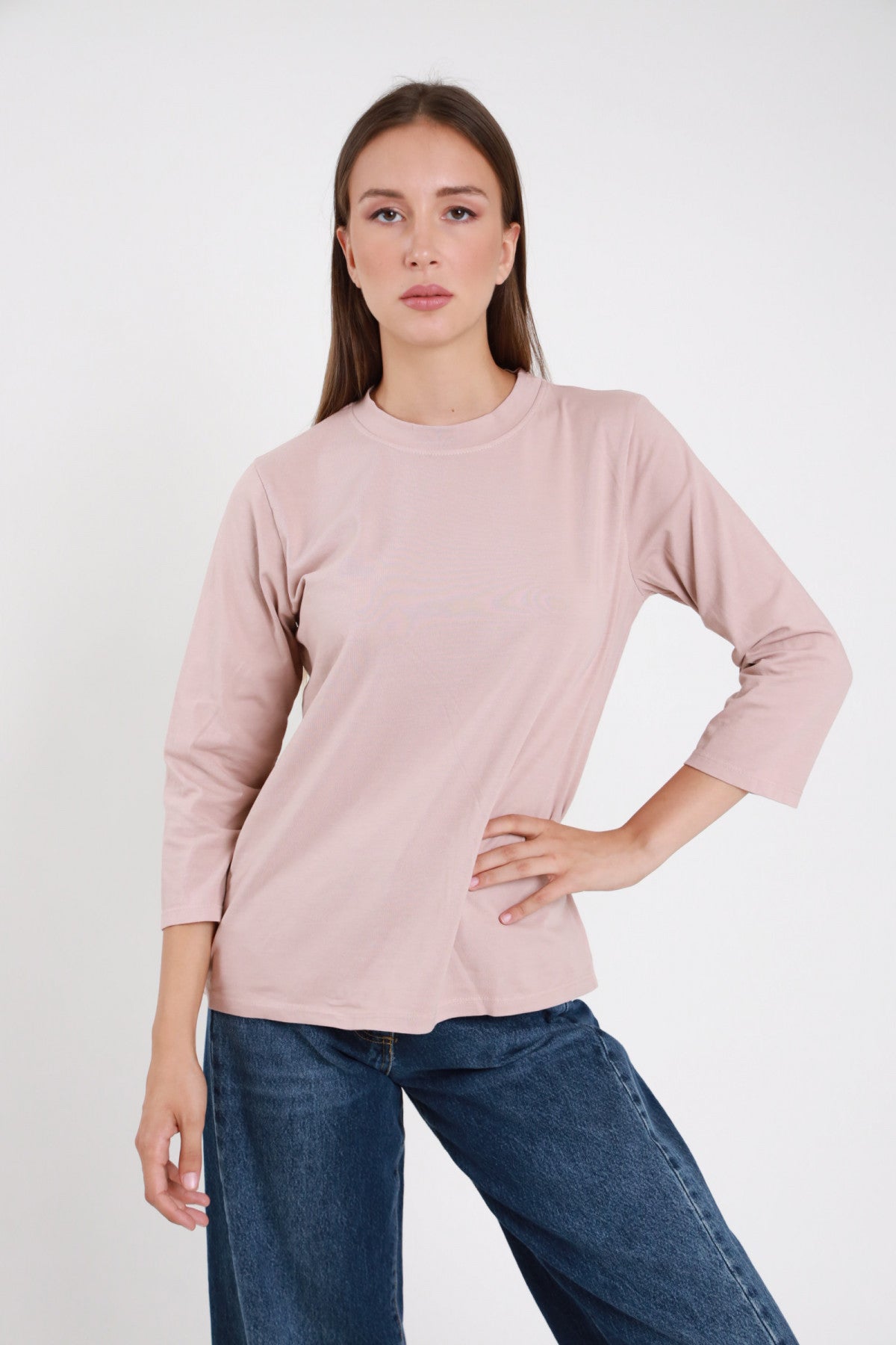 T-shirt maniche 3/4 grigio verde donna collo tondo - vista laterale con pantaloni in ecopelle bordeaux