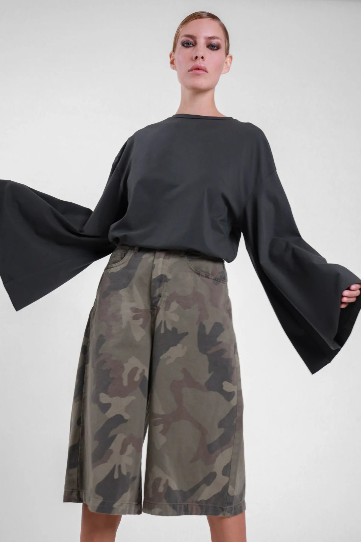 T-shirt manica campana Susy Mix grigio scuro, indossata con bermuda camouflage e maniche aperte